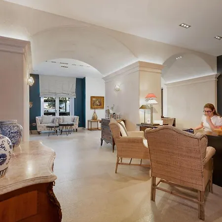 Riva Marina Hvar 4* חוואר