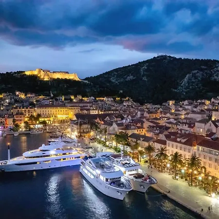 Riva Marina Hvar מלון חוואר