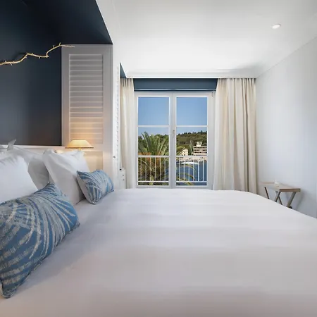 Riva Marina Hvar 4* חוואר