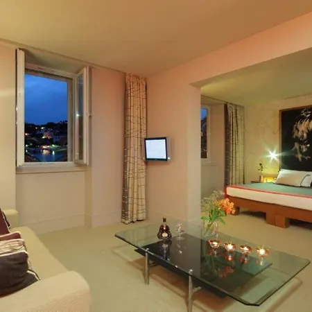 Riva Marina Hvar 4* חוואר